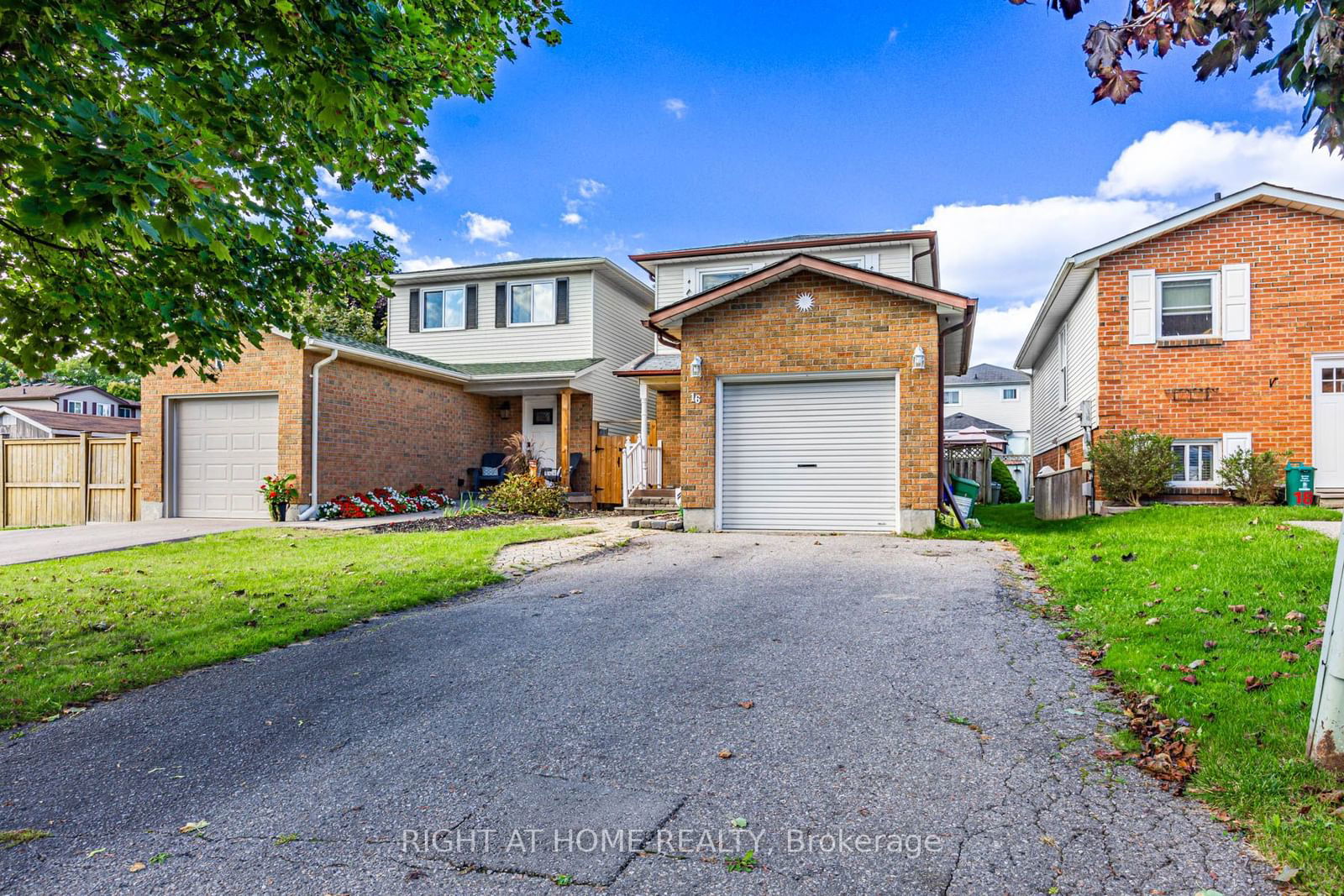 Detached House for sale at 16 Hartsfield Drive, Clarington, Courtice, L1E 1M5 - MLS: E11963151