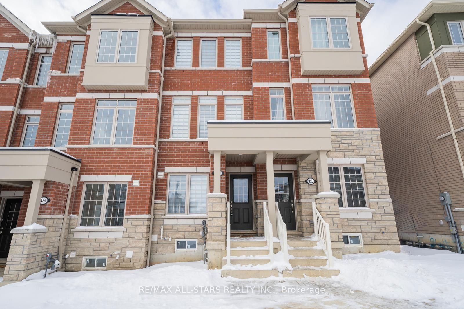 Townhouse for lease at 927 Crowsnest Hllw, Pickering, Rural Pickering, L1X 0P4 - MLS: E11966567