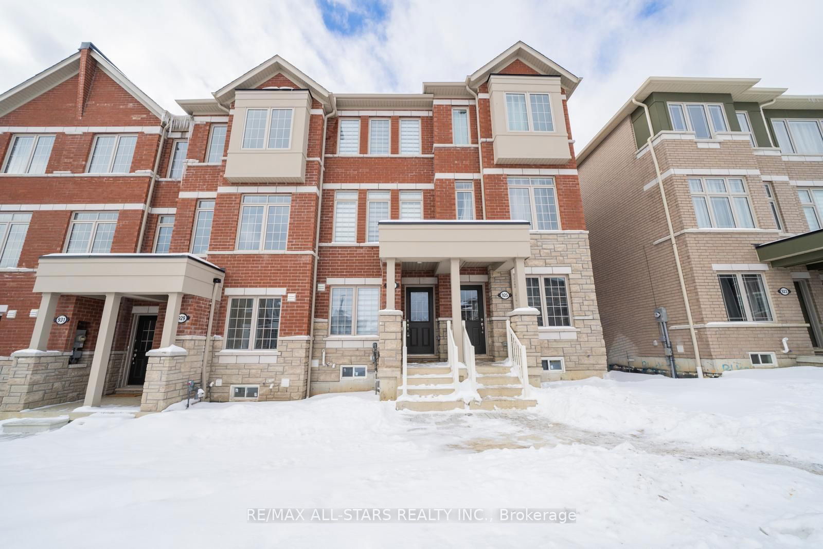 Townhouse for lease at 927 Crowsnest Hllw, Pickering, Rural Pickering, L1X 0P4 - MLS: E11966567