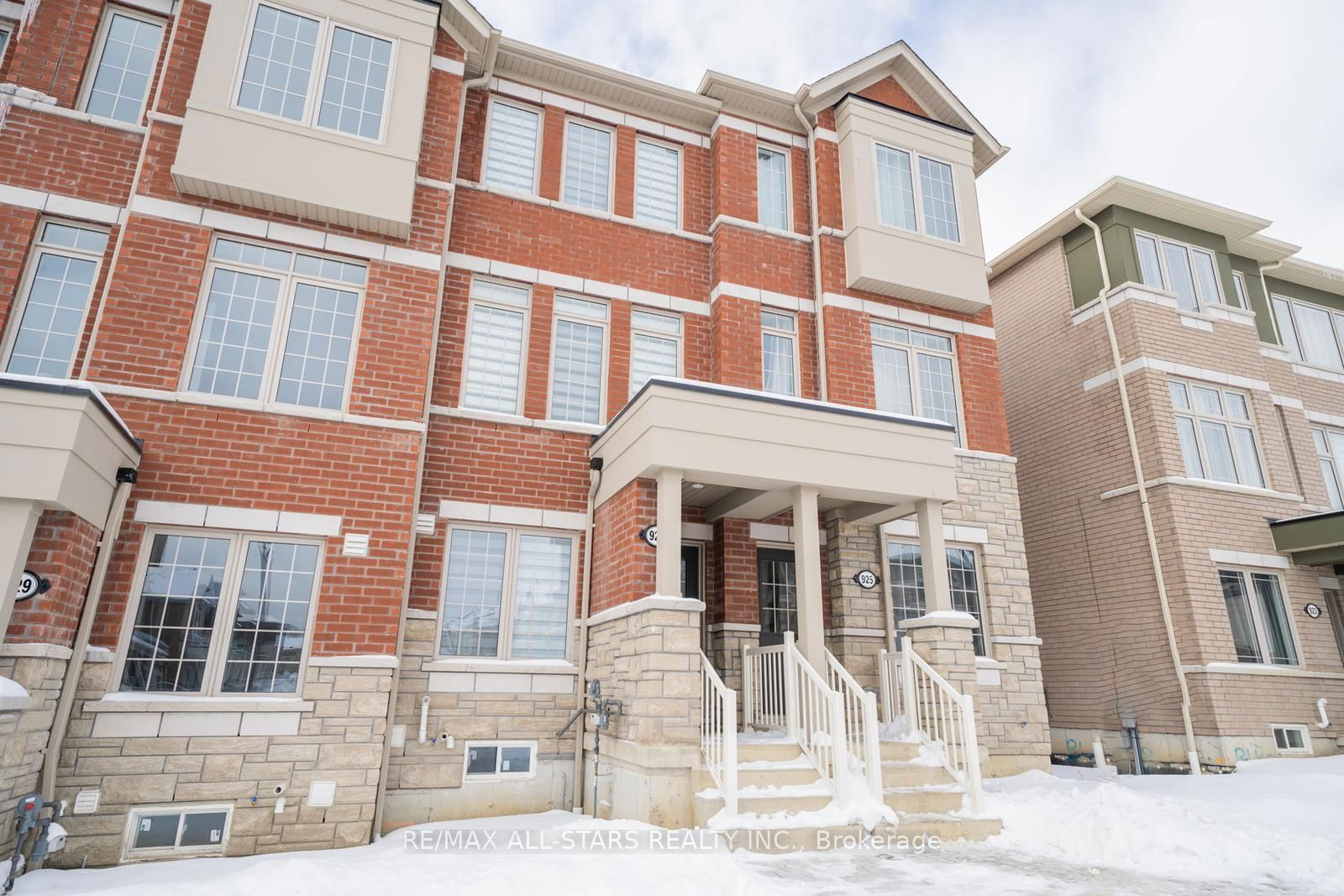 Townhouse for lease at 927 Crowsnest Hllw, Pickering, Rural Pickering, L1X 0P4 - MLS: E11966567