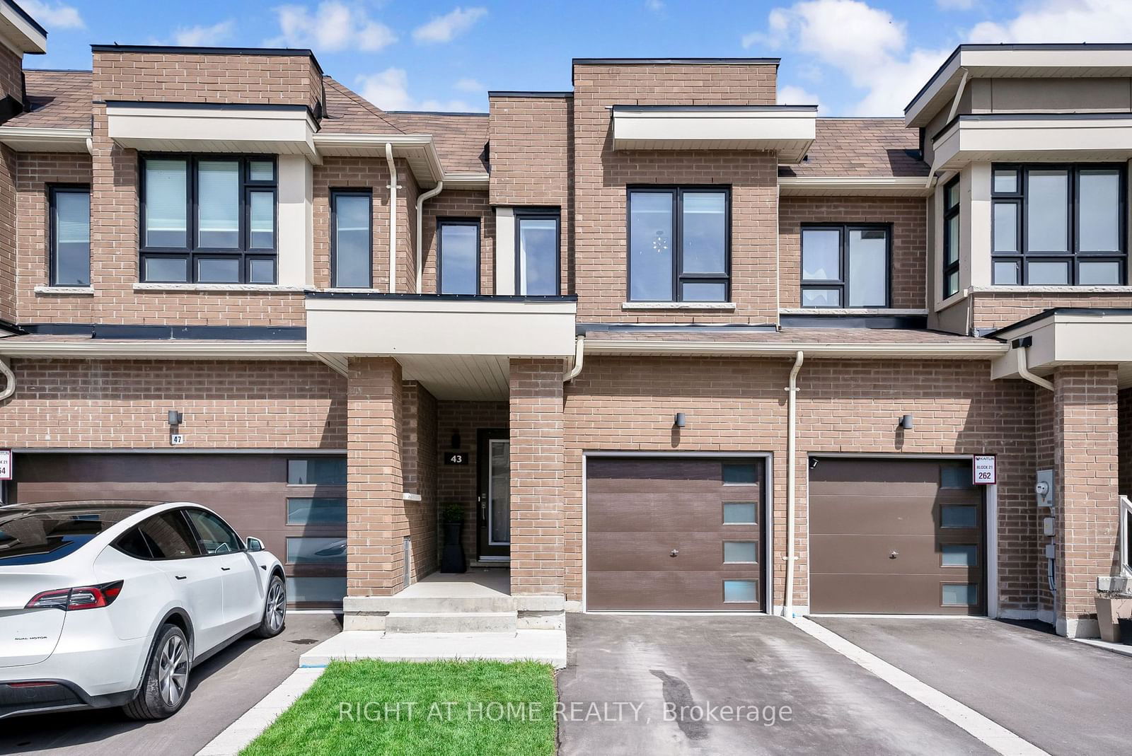 Townhouse for sale at 43 Caspian Square, Clarington, Bowmanville, L1C 7G3 - MLS: E11966818