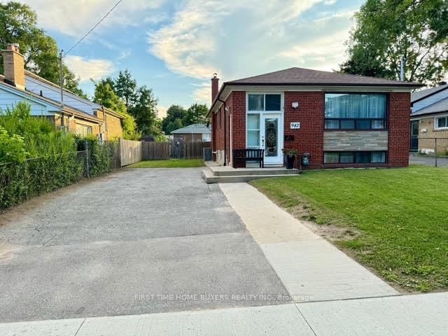 Detached House for sale at 942 Midland Avenue, Toronto, Eglinton East, M1K 4G3 - MLS: E11982806