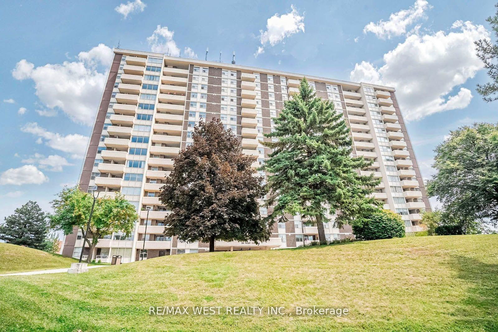 Condo for sale at 811-66 Falby Court, Ajax, South East, L1S 3L2 - MLS: E11985173