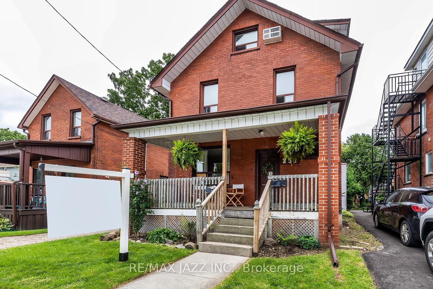 Semi-Detached House sold at 251 Arthur Street, Oshawa, Central, L1H 1N5 - MLS: E11988330