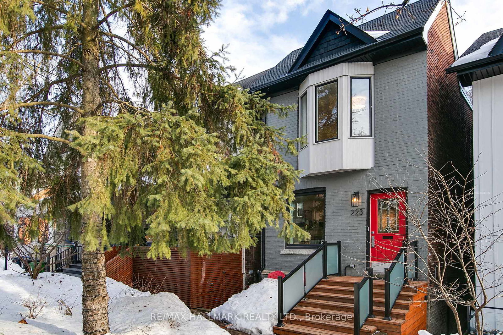 Detached House sold at 223 Bain Avenue, Toronto, North Riverdale, M4K 1E9 - MLS: E11991431