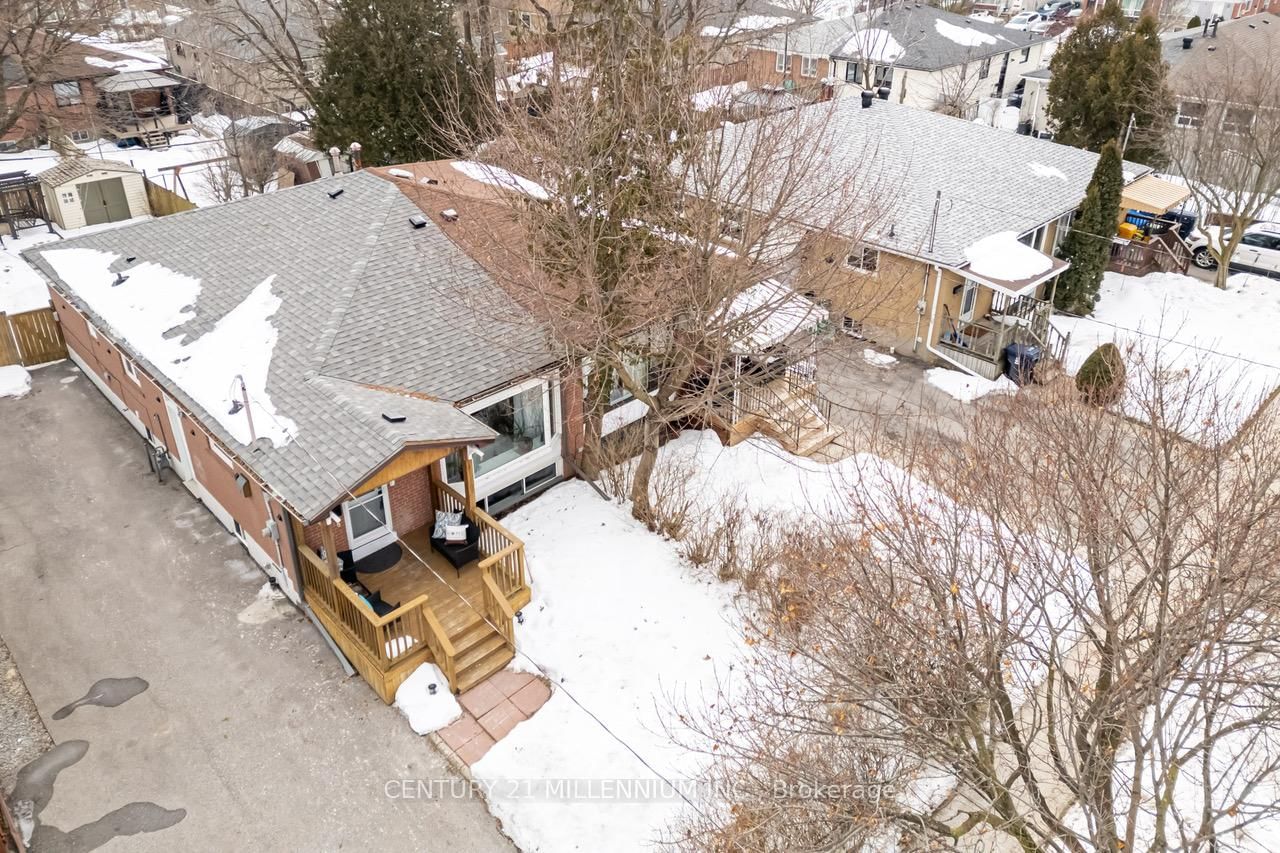 Semi-Detached House sold at 61 Newlands Avenue, Toronto, Clairlea-Birchmount, M1L 1S1 - MLS: E11998882