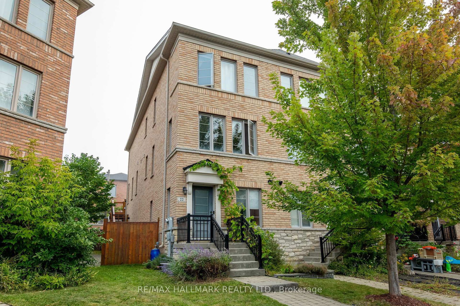 Townhouse for sale at 22 Belanger Crescent, Toronto, Clairlea-Birchmount, M1L 0H3 - MLS: E12001149