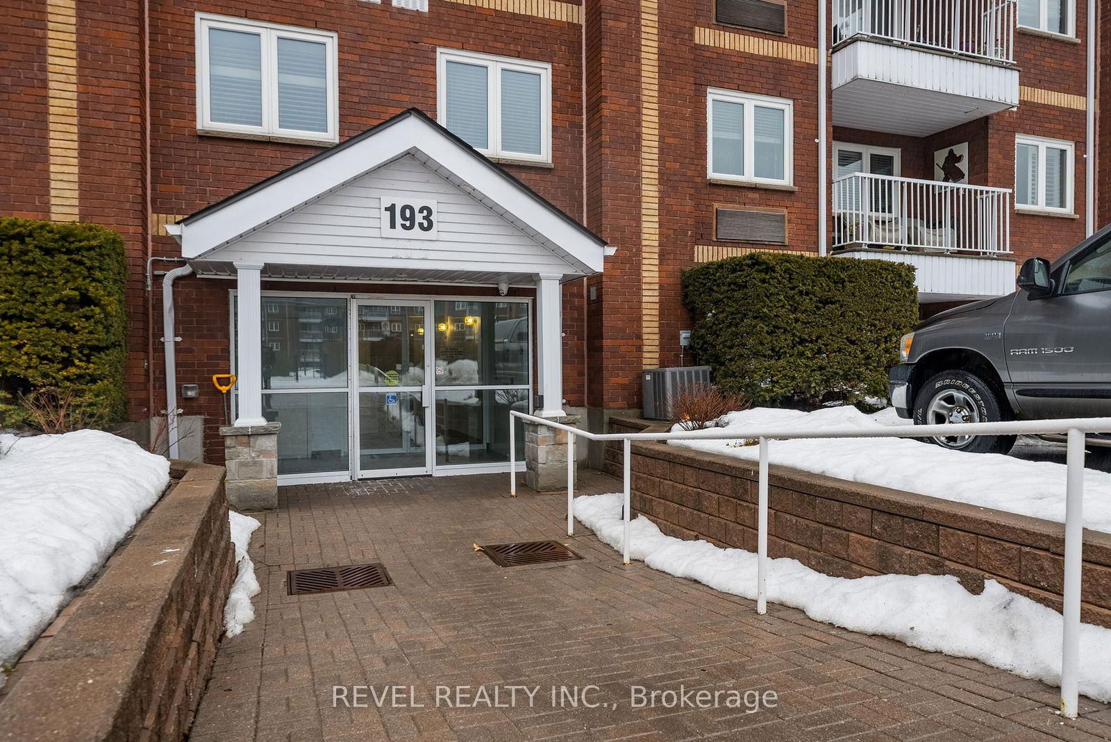 Condo sold at 309-193 Lake Driveway Drive, Ajax, South West, L1S 7H8 - MLS: E12004766