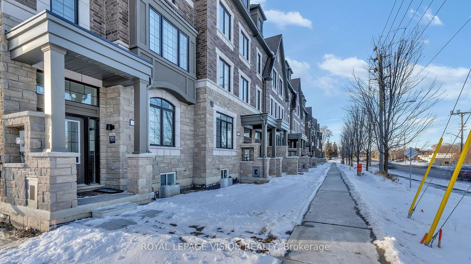 Townhouse for sale at 1 Selfridge Way, Whitby, Downtown Whitby, L1N 0N9 - MLS: E12009189