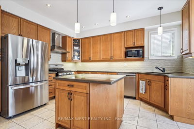 52 Blackfriar Ave, Whitby - Brooklin image-0-3