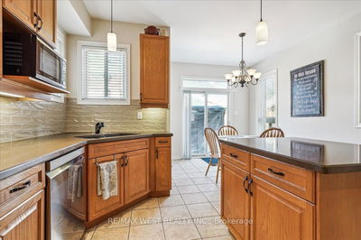 52 Blackfriar Ave, Whitby - Brooklin image-0-4