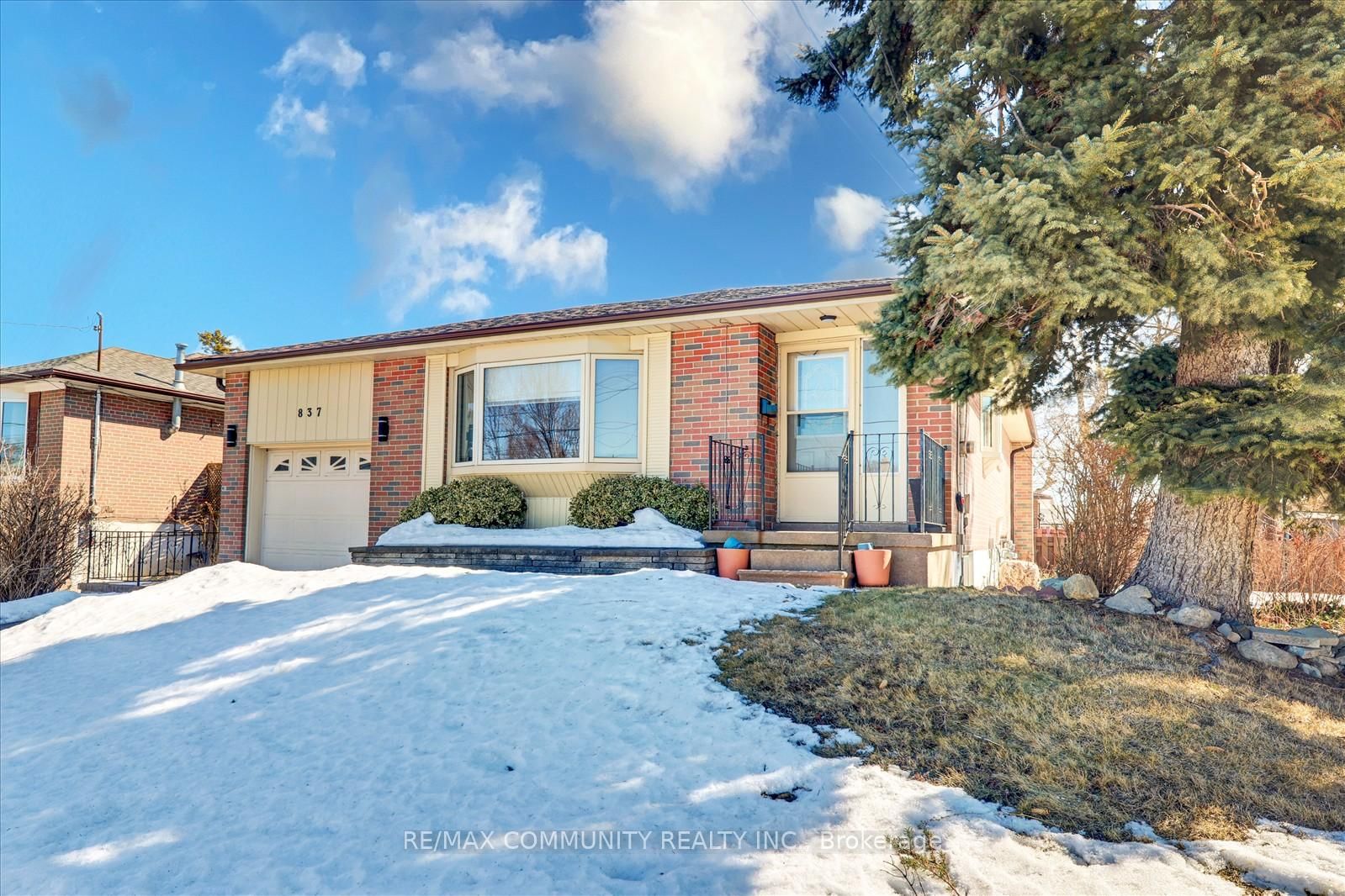 Detached House for lease at 837 Hillcrest Road, Pickering, West Shore, L1W 2P8 - MLS: E12013803