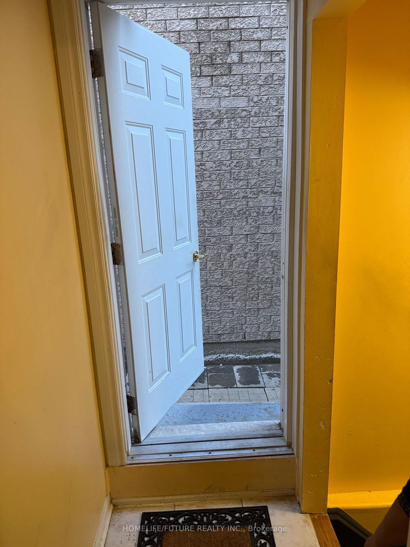 home for lease on 12 Bobolink Avenue