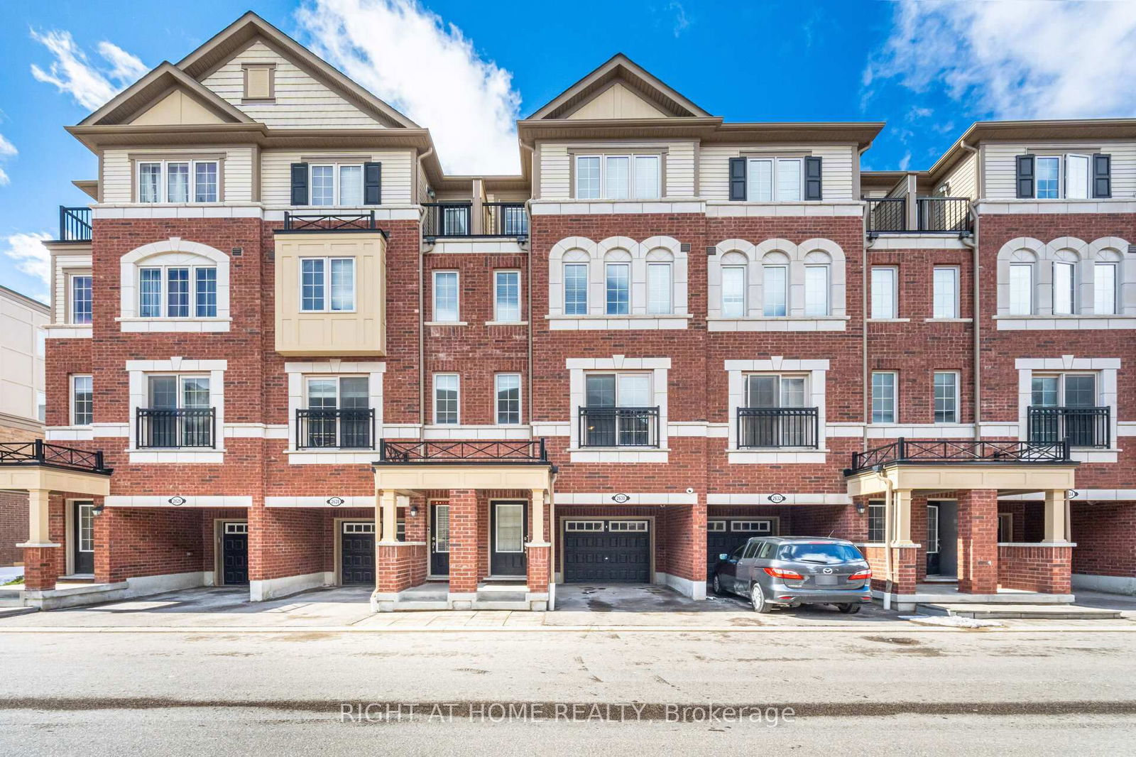 Townhouse sold at 106-2630 Deputy Minister Path, Oshawa, Windfields, L1L 0M7 - MLS: E12018549