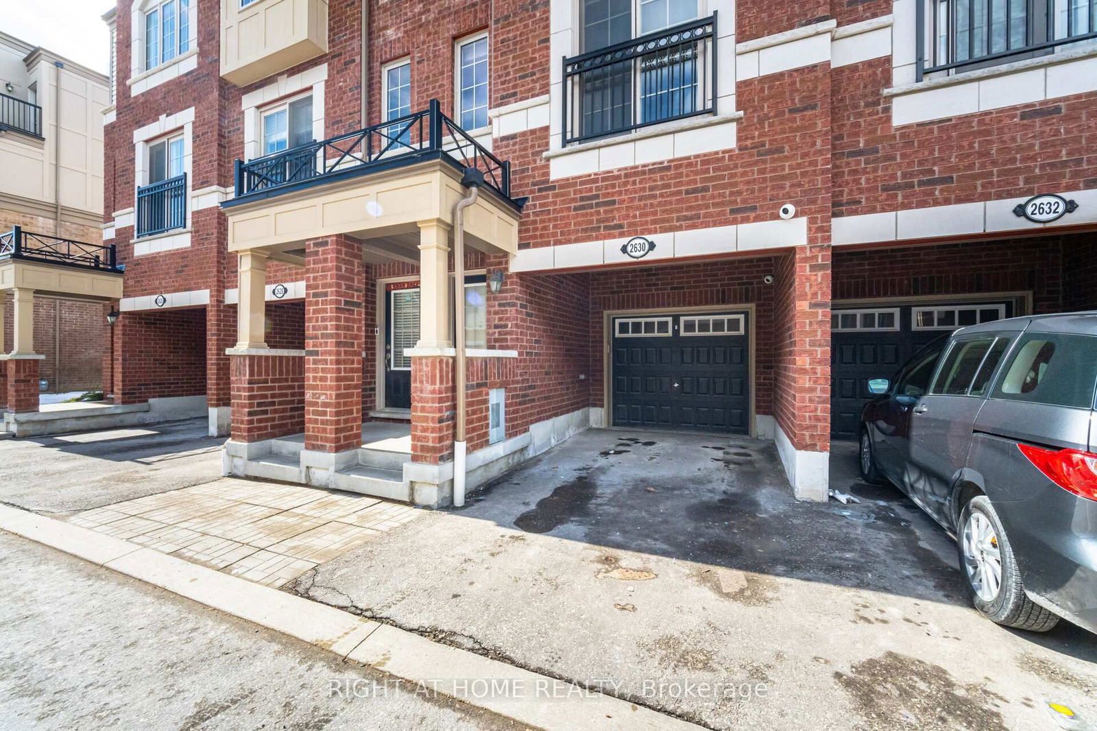 Townhouse sold at 106-2630 Deputy Minister Path, Oshawa, Windfields, L1L 0M7 - MLS: E12018549