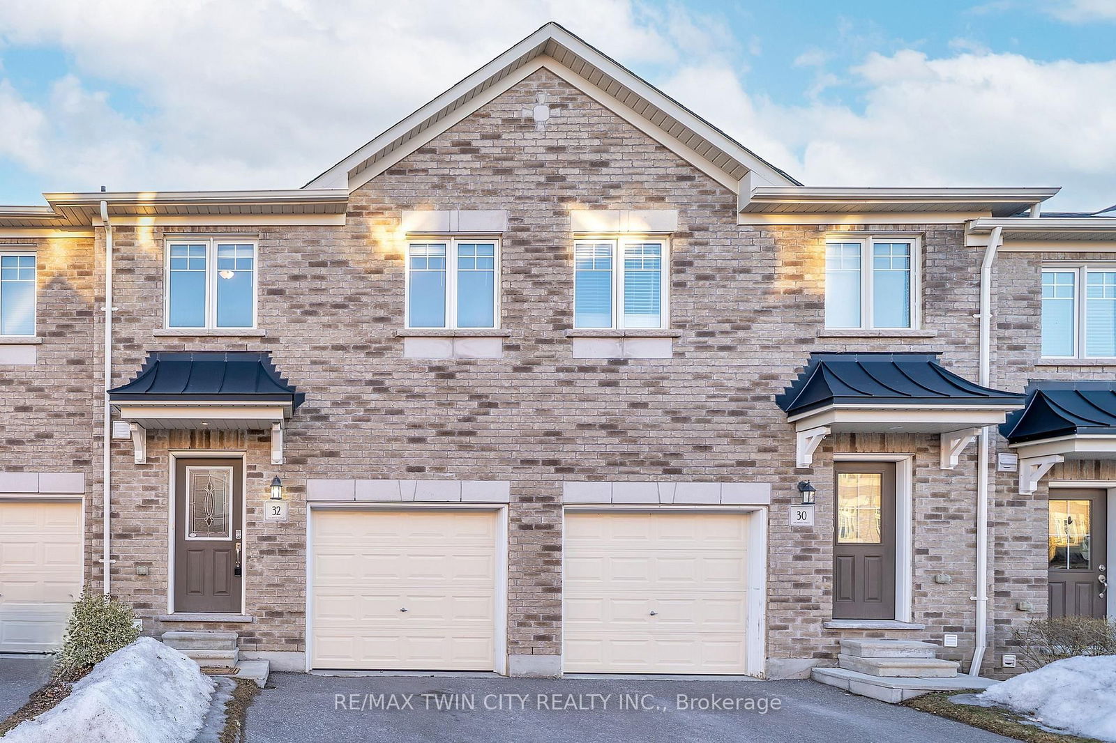 Townhouse for sale at 32 Markham Trail, Clarington, Bowmanville, L1C 0S4 - MLS: E12019121