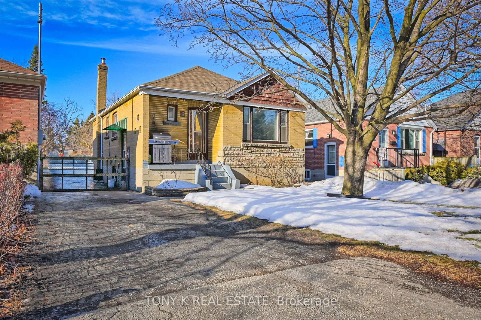 Detached House for sale at 8 Davidson Avenue, Toronto, Clairlea-Birchmount, M1K 1C3 - MLS: E12028102