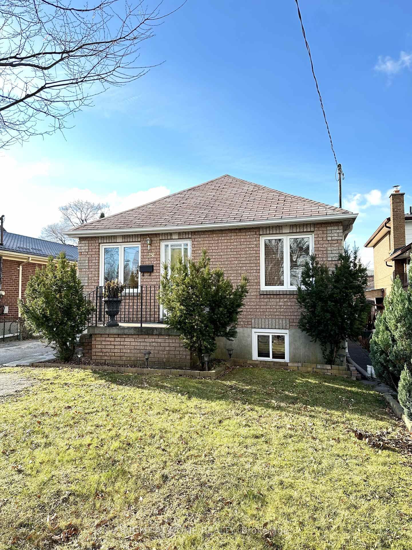 Detached House for sale at 28 Huntington Avenue, Toronto, Kennedy Park, M1K 4K7 - MLS: E12028240