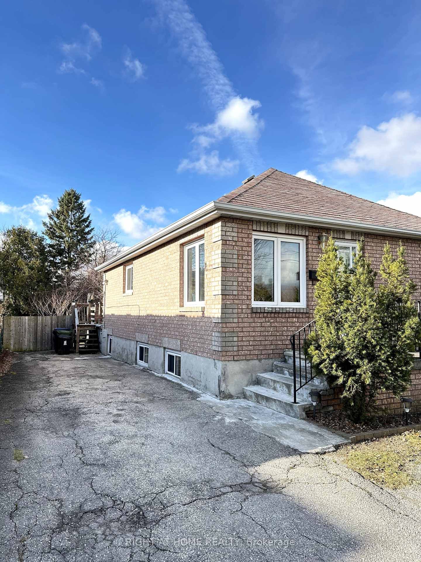 Detached House for sale at 28 Huntington Avenue, Toronto, Kennedy Park, M1K 4K7 - MLS: E12028240