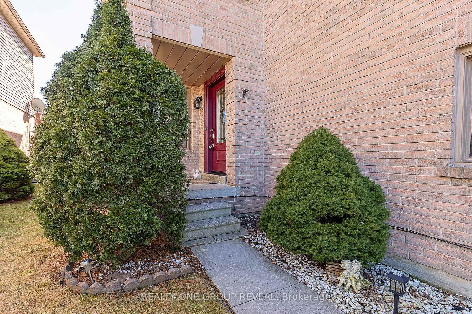 Townhouse for sale at 17 Pinebrook Crescent, Whitby, Williamsburg, L1R 2J8 - MLS: E12030722