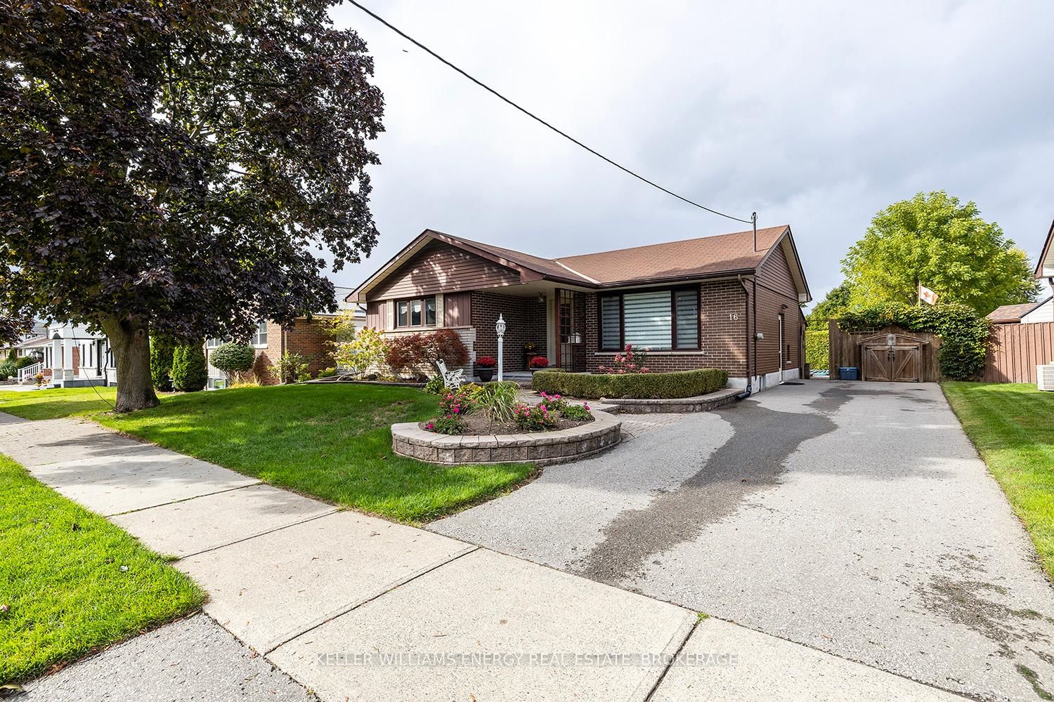 Detached House for sale at 16 Fourth Street, Clarington, Bowmanville, L1C 2G3 - MLS: E12031400