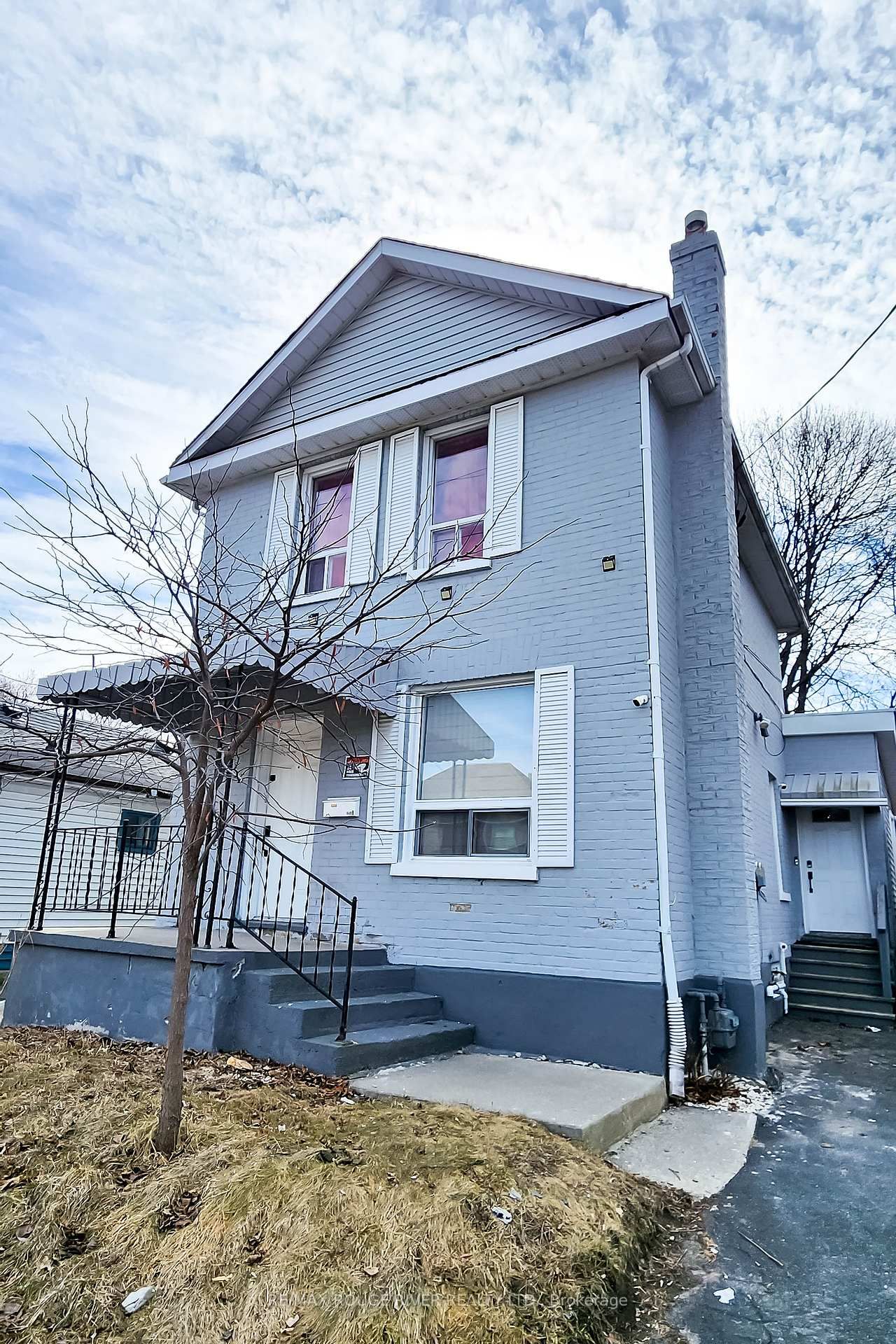 Semi-Detached House leased at 284 Albert Street, Oshawa, Central, L1H 4R8 - MLS: E12034014