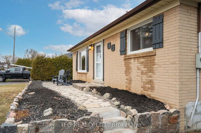 19 Torian Ave, Whitby - Brooklin image-0-3