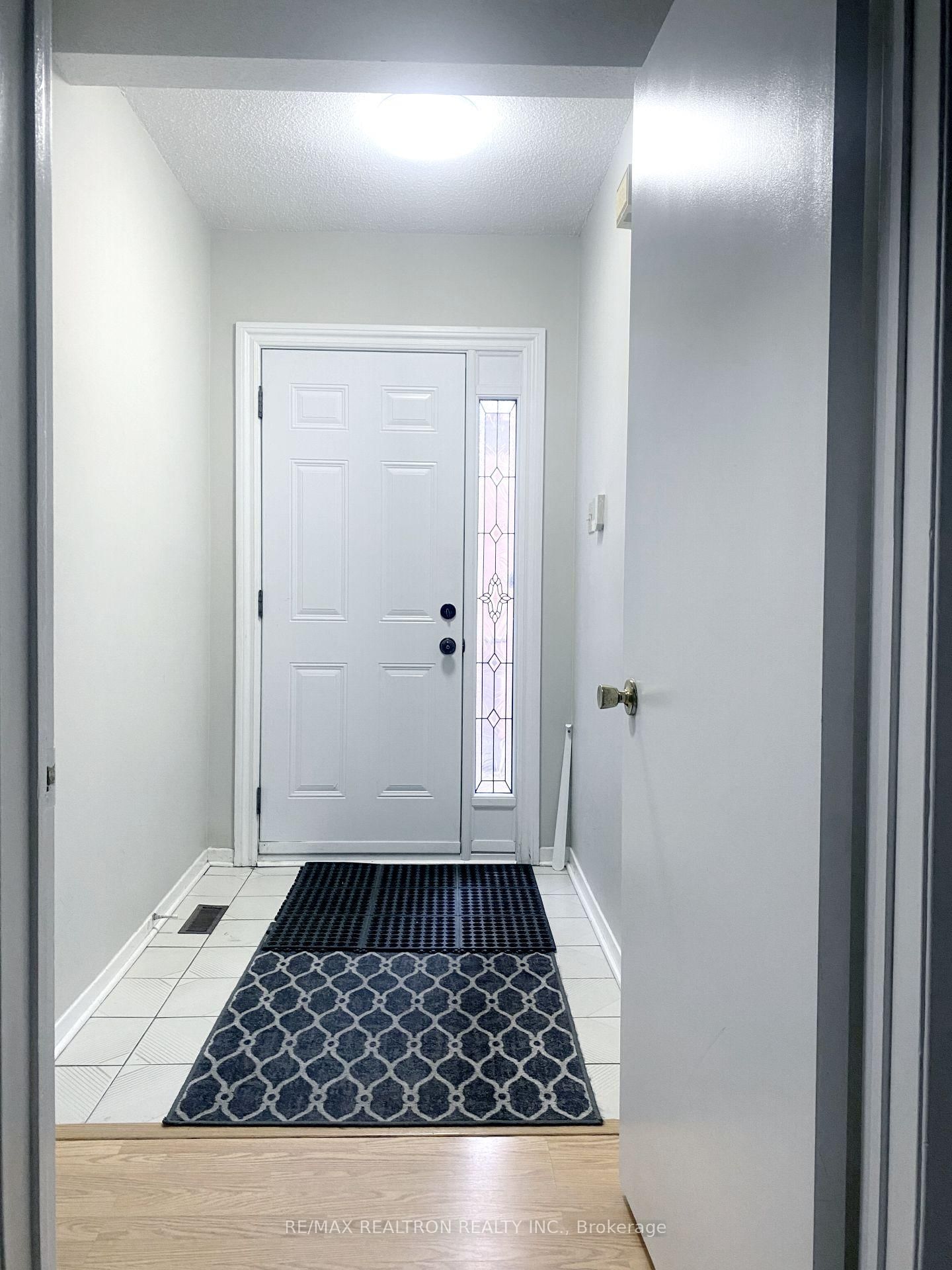 Detached House for lease at Lower-208 Roxanne Crescent, Toronto, Milliken, M1V 4G3 - MLS: E12035926
