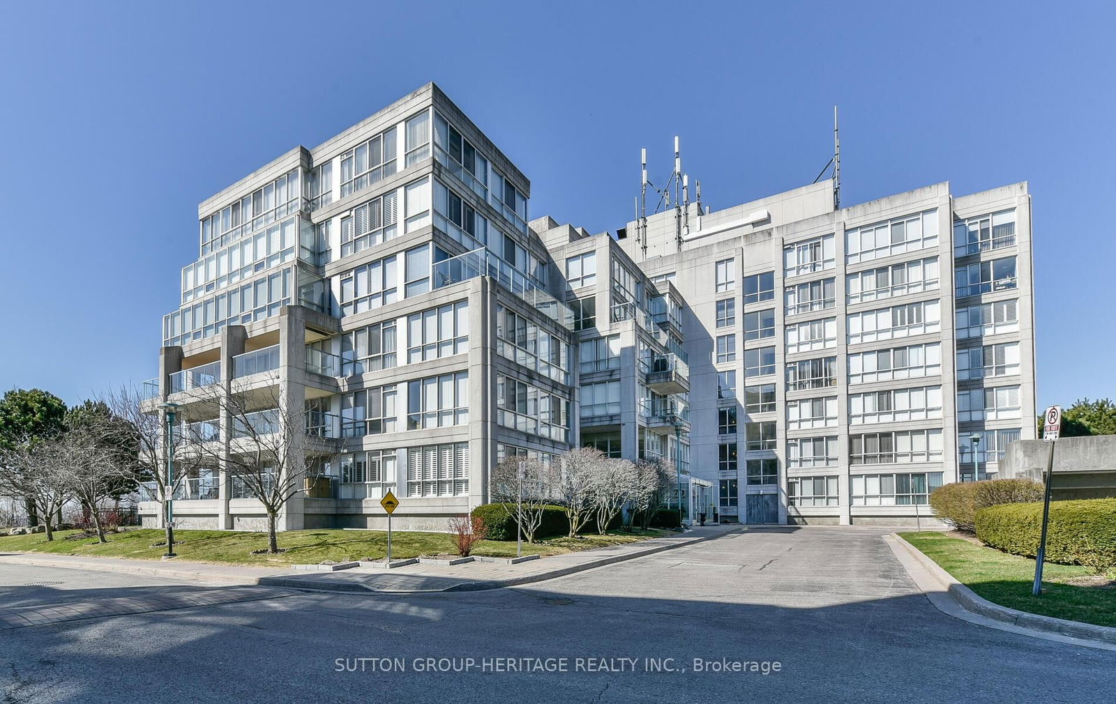 Condo sold at 405-70 Cumberland Lane, Ajax, South West, L1S 7K2 - MLS: E12037185