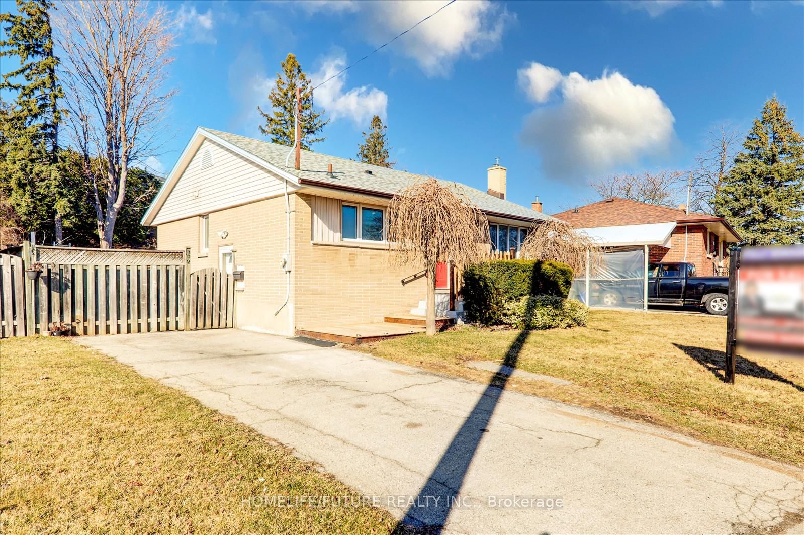 Detached House for sale at 702 EMERSON Avenue, Oshawa, Donevan, L1H 3L3 - MLS: E12038511