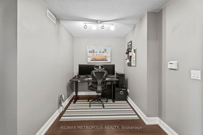 Unit 816 — 135 Village Green Sq, Toronto - Agincourt South-Malvern West image-0-2