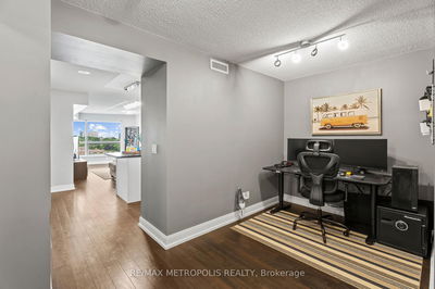 Unit 816 — 135 Village Green Sq, Toronto - Agincourt South-Malvern West image-0-3