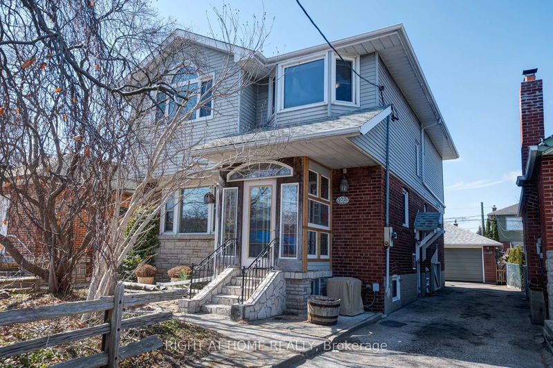home for lease on Upper-952 Coxwell Avenue