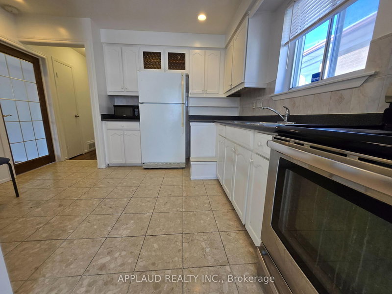 Upper - 14 Pitfield Rd, Toronto, M1S 1Y1 | Image 2
