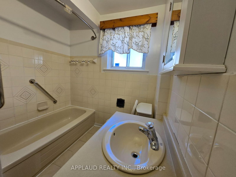 Upper - 14 Pitfield Rd, Toronto, M1S 1Y1 | Image 3