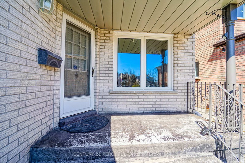 1525 Sturgeon Crt, Pickering, L1V 5P6 | Image 3