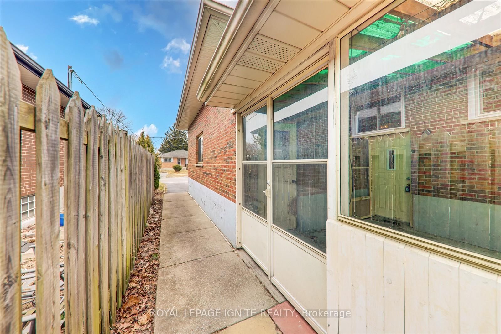 Detached House for lease at Bsmt-122 Byng Avenue, Oshawa, Centennial, L1G 3N3 - MLS: E12073068