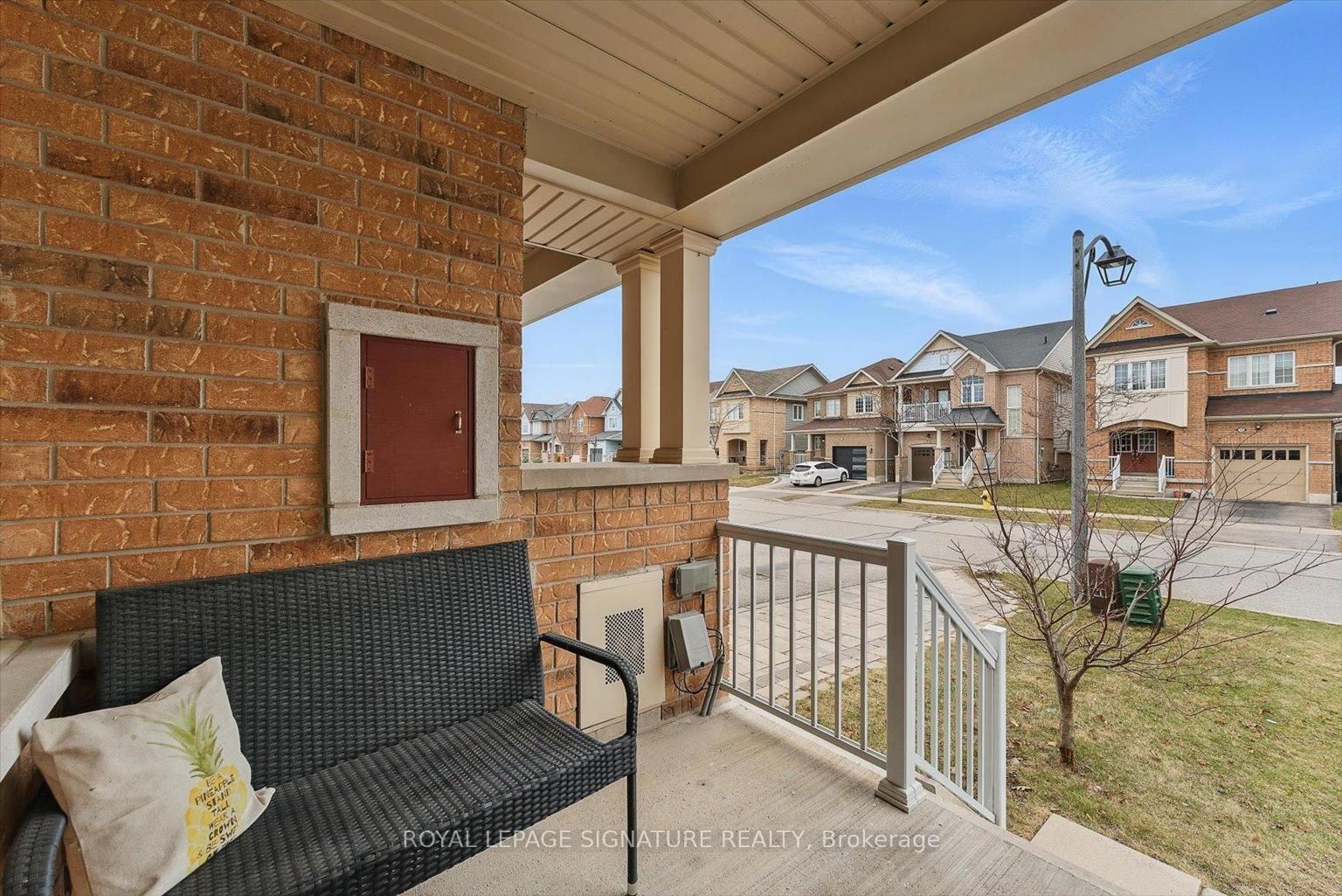 Townhouse sold at 17 Gallimere Court, Whitby, Blue Grass Meadows, L1N 0J5 - MLS: E12082486