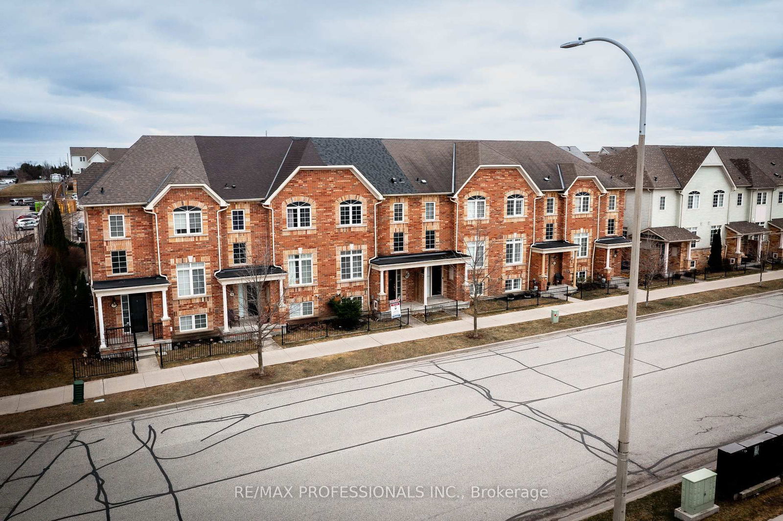 Townhouse sold at 171 Kenneth Hobbs Avenue, Whitby, Pringle Creek, L1R 0E2 - MLS: E12083274