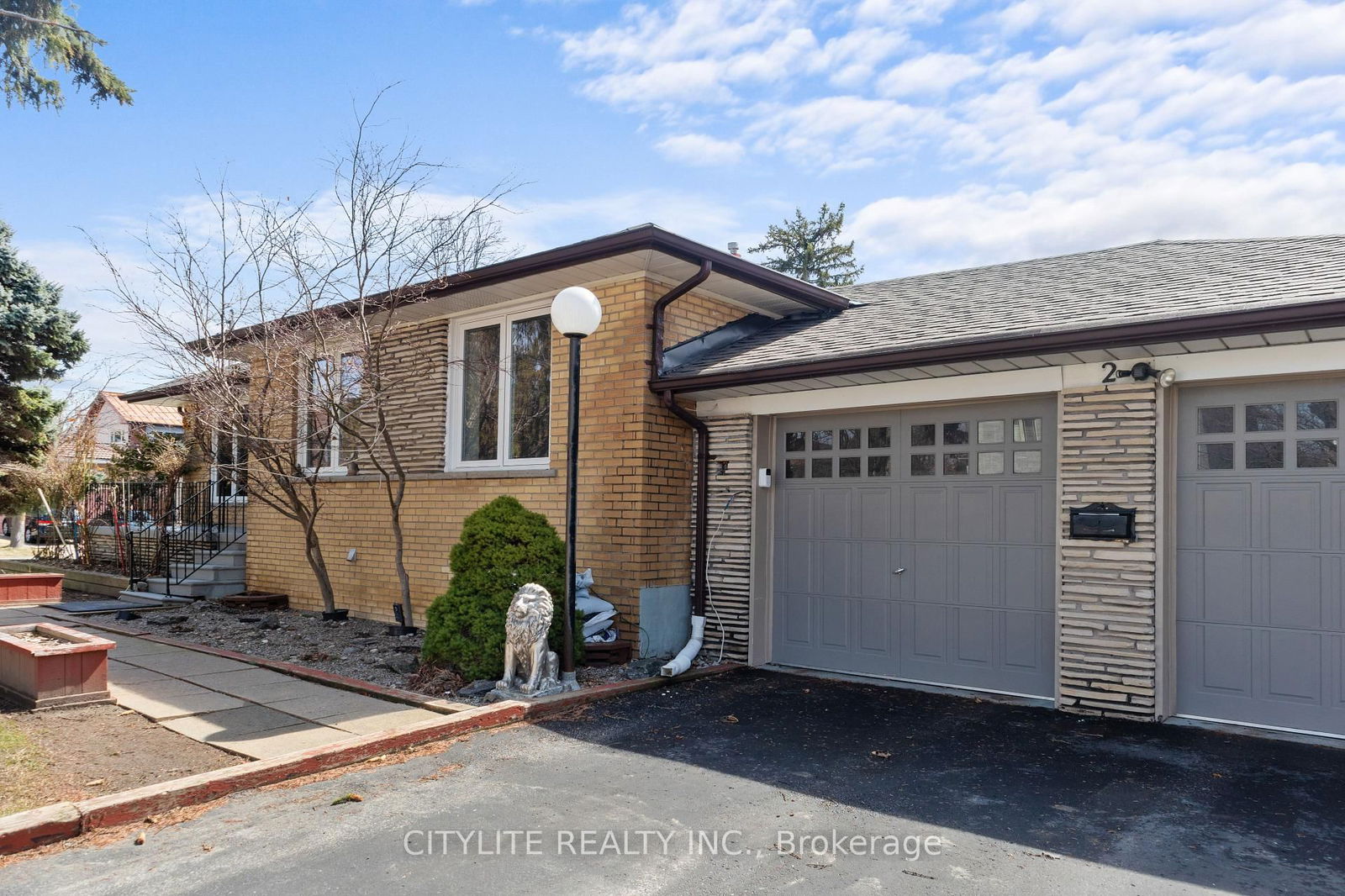 Detached House sold at 2 Emmeline Crescent, Toronto, Agincourt South-Malvern West, M1S 1L2 - MLS: E12086103