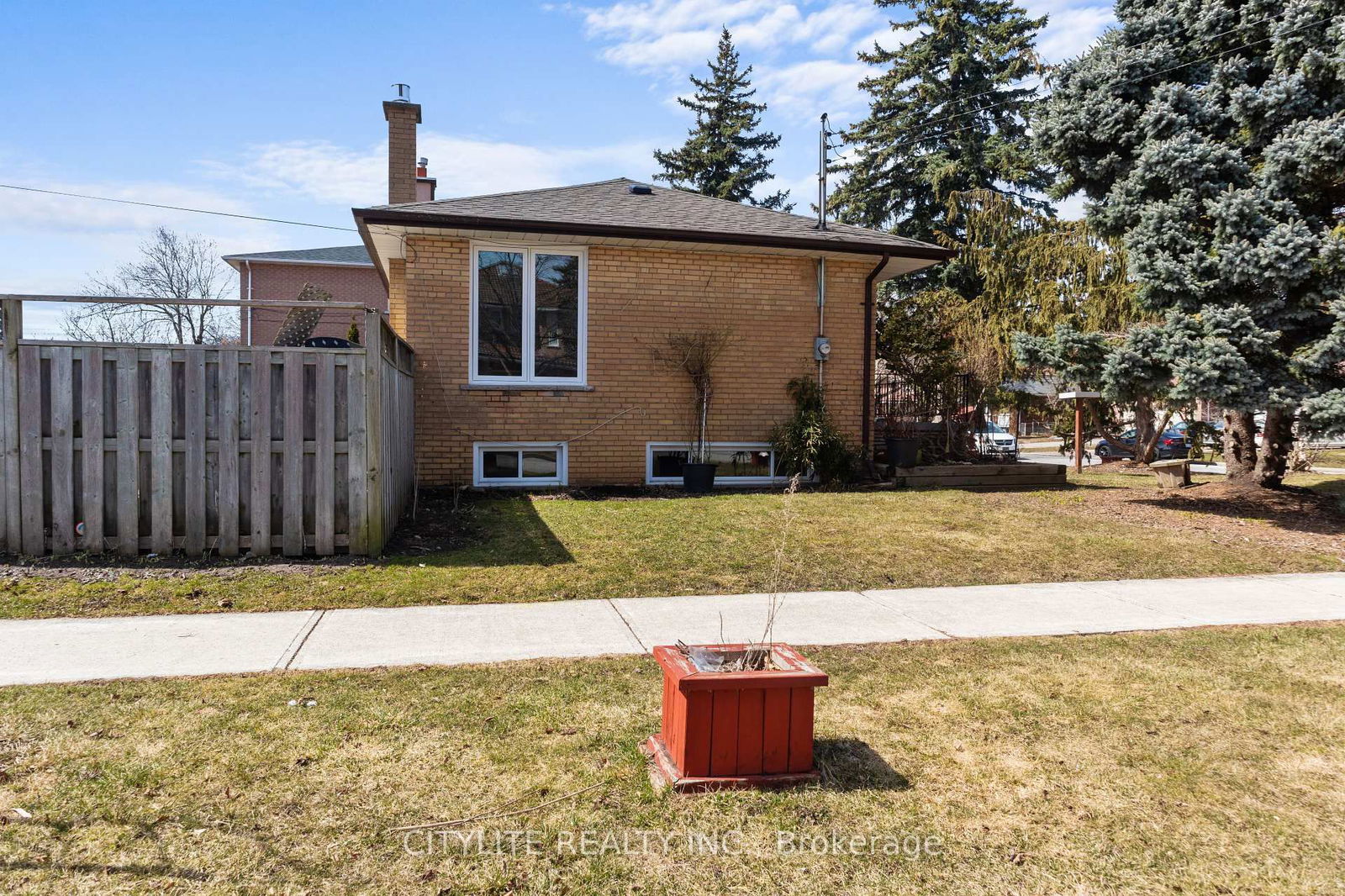 Detached House sold at 2 Emmeline Crescent, Toronto, Agincourt South-Malvern West, M1S 1L2 - MLS: E12086103