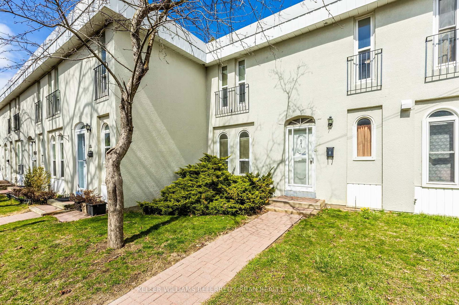 Townhouse sold at 201-70 Cass Avenue, Toronto, Tam O'Shanter-Sullivan, M1T 3P9 - MLS: E12086171
