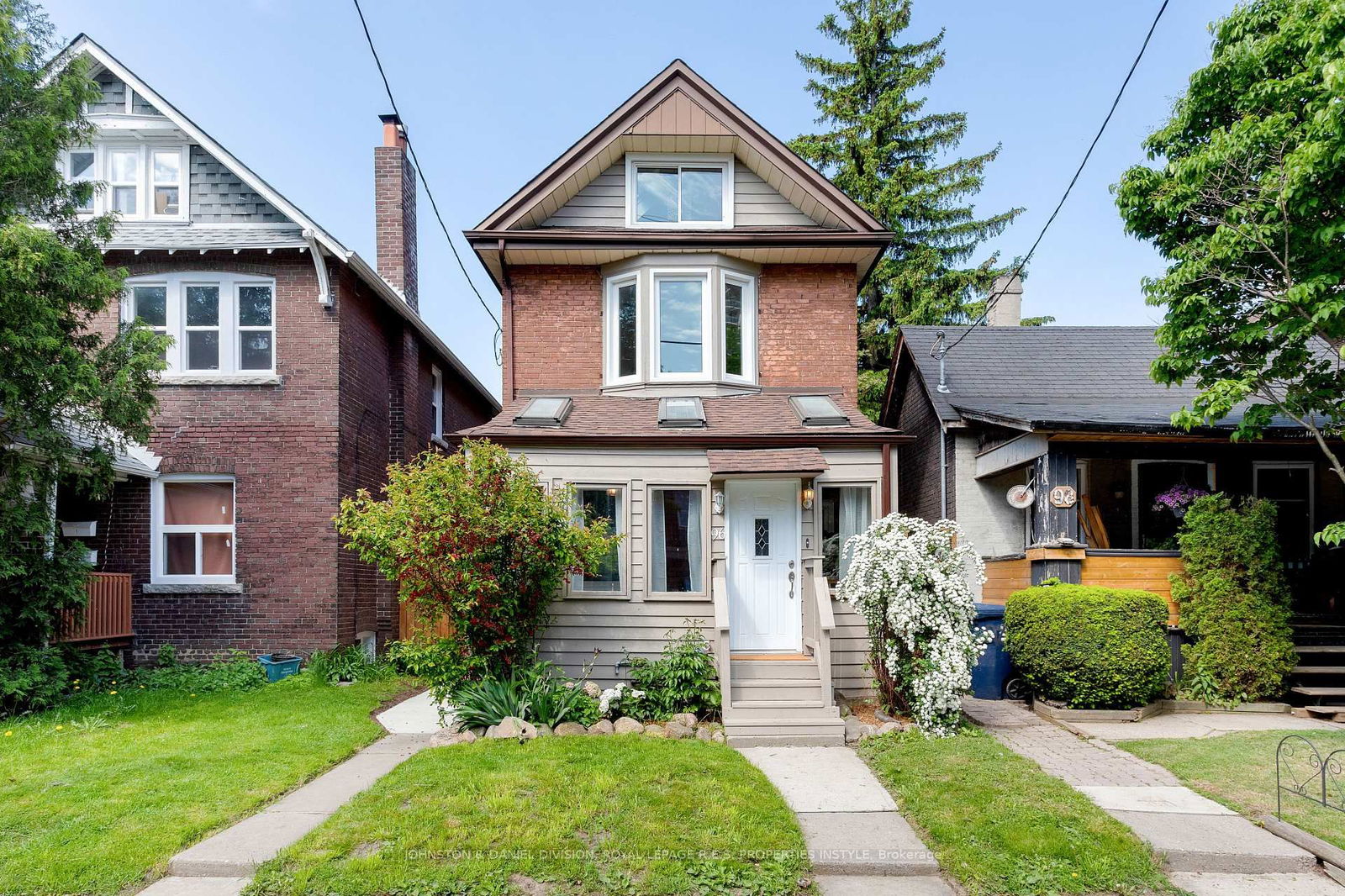 Detached House for sale at 96 Barrington Avenue, Toronto, Woodbine-Lumsden, M4C 4Z1 - MLS: E12086179