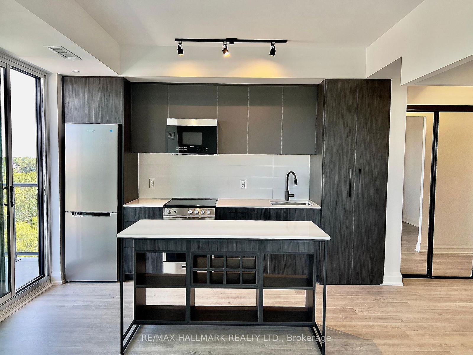 Condo for lease at 905-2369 Danforth Avenue, Toronto, East End-Danforth, M4C 0B1 - MLS: E12092112