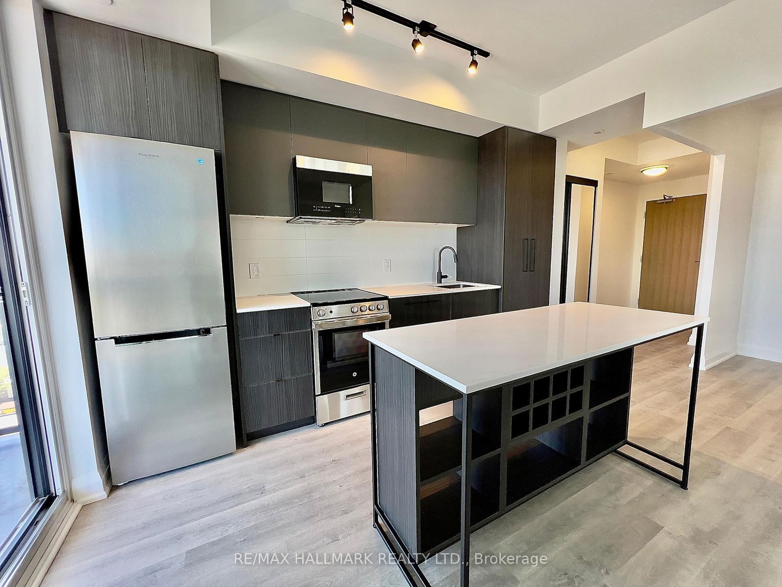 Condo for lease at 905-2369 Danforth Avenue, Toronto, East End-Danforth, M4C 0B1 - MLS: E12092112