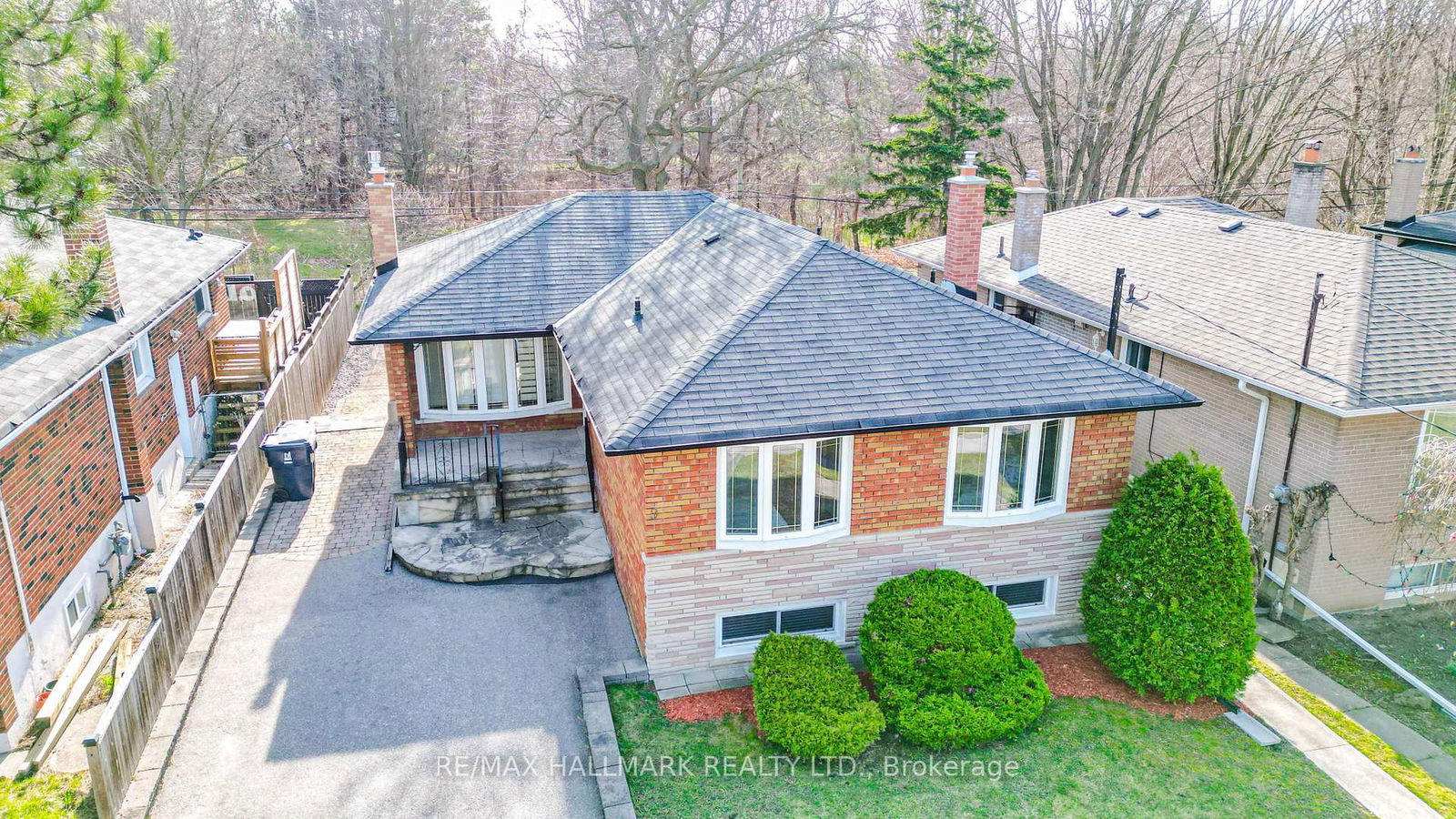 Detached House sold at 9 Amberdale Drive, Toronto, Bendale, M1P 4B9 - MLS: E12094465