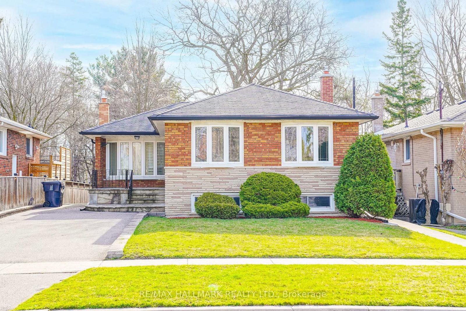 Detached House sold at 9 Amberdale Drive, Toronto, Bendale, M1P 4B9 - MLS: E12094465