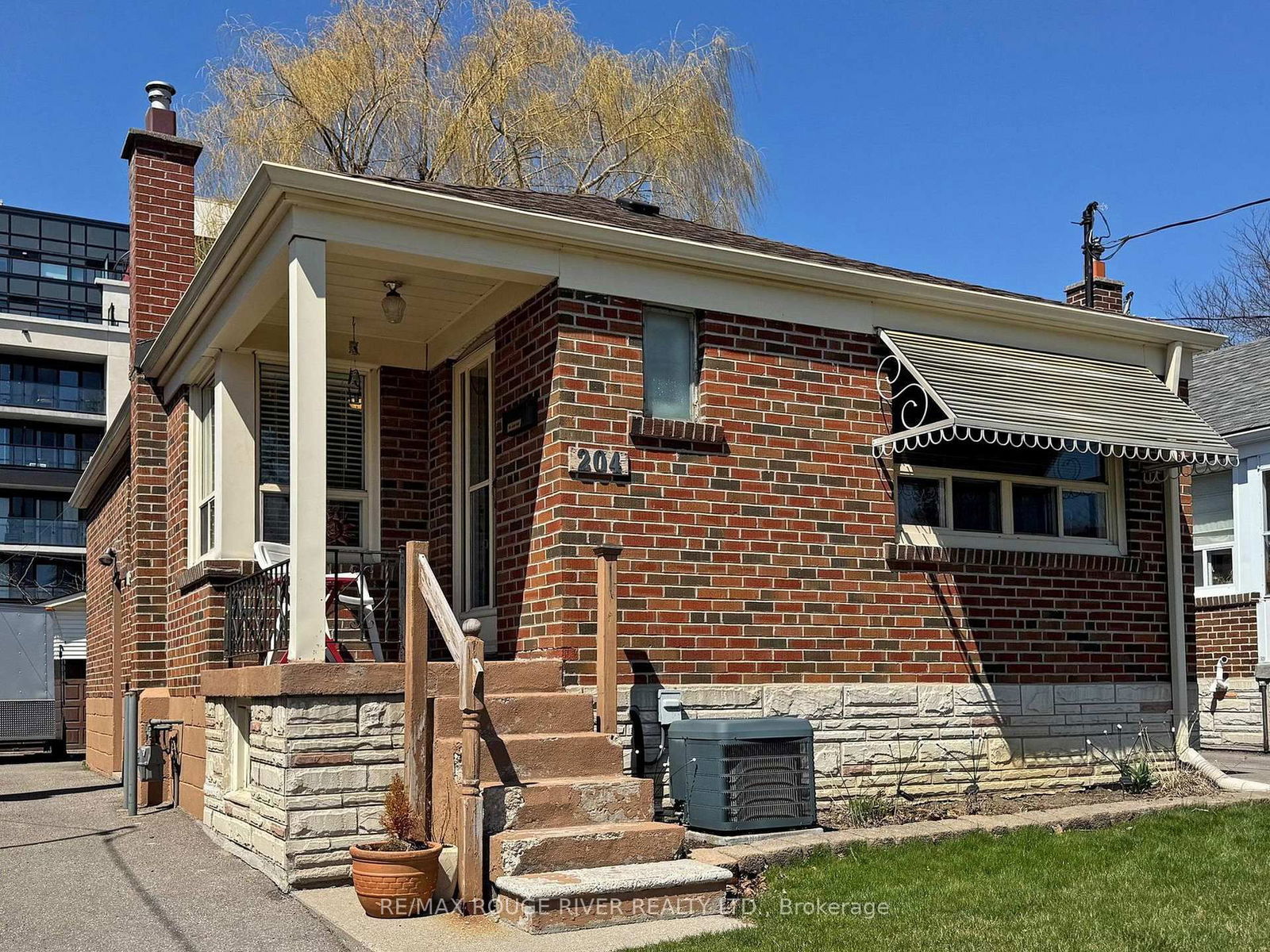 Detached House for sale at 204 Westview Boulevard, Toronto, O'Connor-Parkview, M4B 3J4 - MLS: E12095917