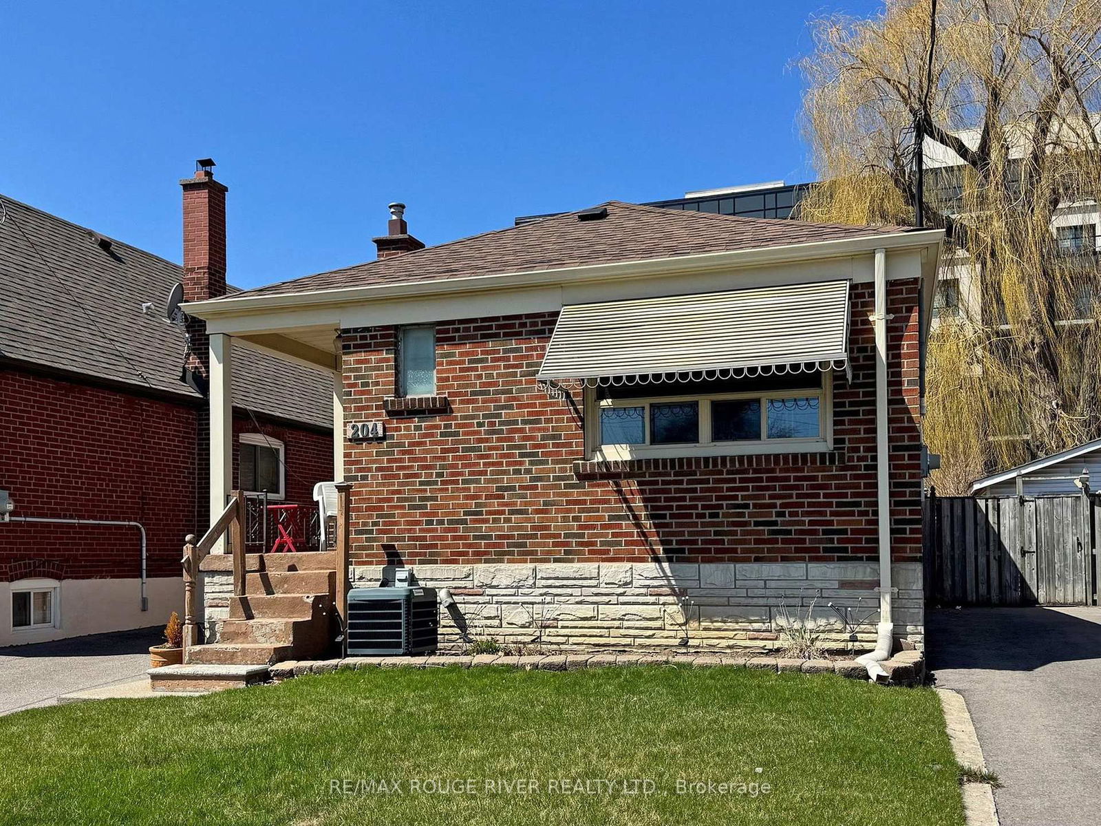 Detached House for sale at 204 Westview Boulevard, Toronto, O'Connor-Parkview, M4B 3J4 - MLS: E12095917
