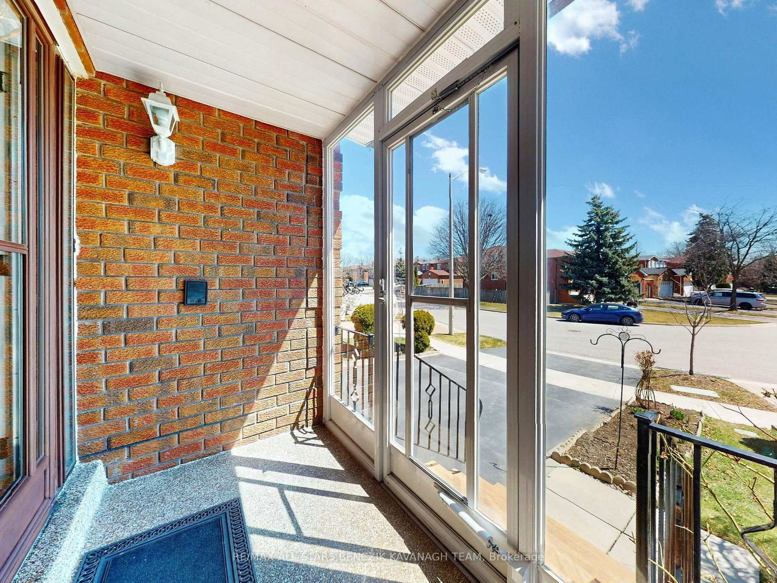 Detached House for sale at 104 Burnt Bark Drive, Toronto, Steeles, M1V 3J8 - MLS: E12096279